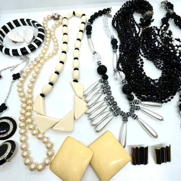 VINTAGE MODERN JEWELRY LOT BLACK WHITE NECKLACES EARRINGS BANGLE CURATED - Picture 12 of 13